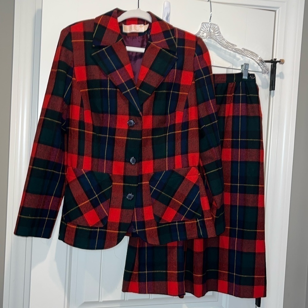 Vintage classic plaid Pendleton wool jacket and skirt 2 piece suit size M